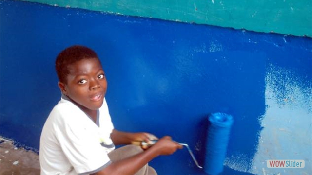 HTG Board member introduces children to the trade of painting